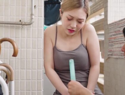 Khi vợ đi công tác, mẹ chồng thả thính con rể